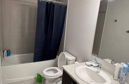 Ottawa Division House | 2 minutes from Hwy, free 2 cars parking, great for families visiting Ottawa.