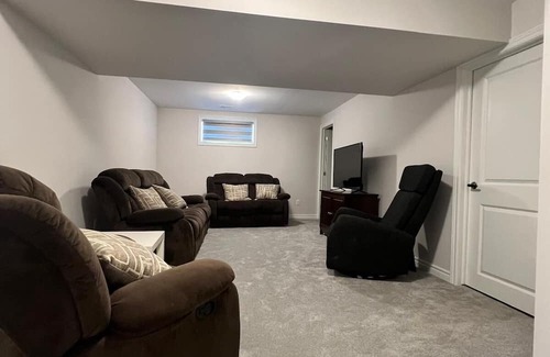 Ottawa Division House | 2 minutes from Hwy, free 2 cars parking, great for families visiting Ottawa.