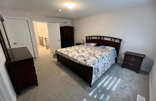 Ottawa Division House | 2 minutes from Hwy, free 2 cars parking, great for families visiting Ottawa.