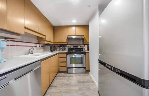 Crosstown Apartment | City Skyline DT 3BR Condo DT with Free Parking!