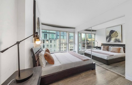 Crosstown Apartment | City Skyline DT 3BR Condo DT with Free Parking!