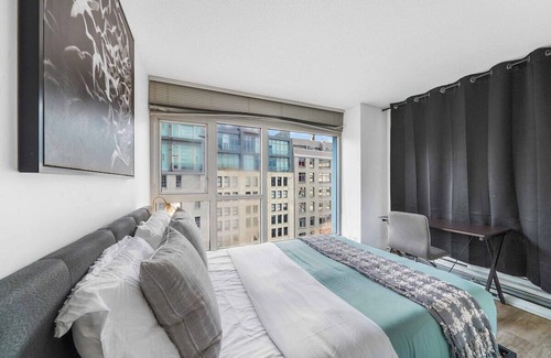 Crosstown Apartment | City Skyline DT 3BR Condo DT with Free Parking!