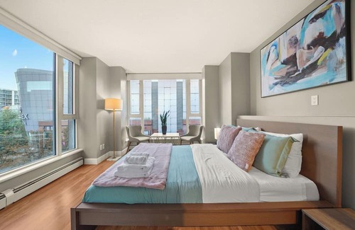 Gastown Apartment | Stunning 3-BR in Downtown with Free Parking!