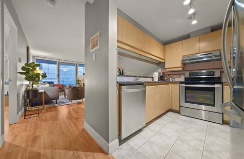 Gastown Apartment | Stunning 3-BR in Downtown with Free Parking!