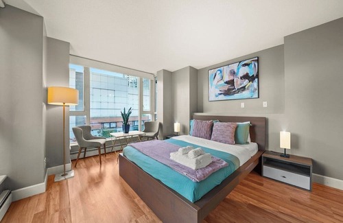 Gastown Apartment | Stunning 3-BR in Downtown with Free Parking!