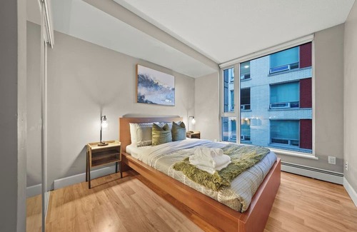 Gastown Apartment | Stunning 3-BR in Downtown with Free Parking!