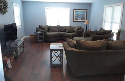 Waterloo House | Charming 3-bedroom house in beautiful Waterloo with WiFi, AC. Near many wineries