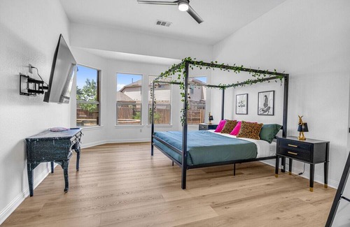 Georgetown House | Spacious high ceilings, a refreshing pool, and a BBQ area. Just 30 mins from Austin,