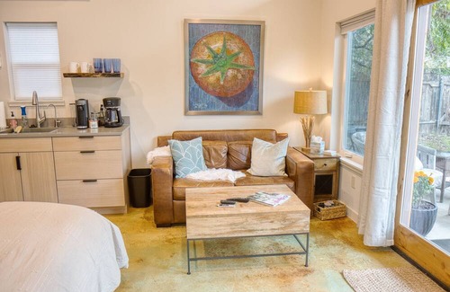 West Oak Hill Cottage | Serene studio nestled in nature