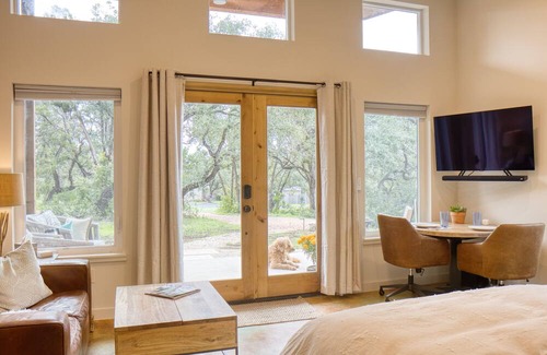 West Oak Hill Cottage | Serene studio nestled in nature