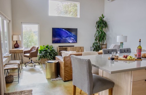 West Oak Hill Cottage | Luxurious Cottage Nestled in Nature