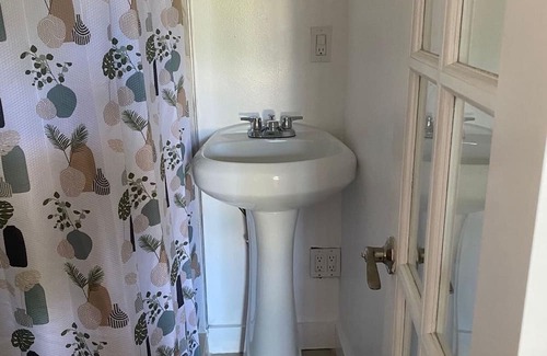 Davie House | "Charming Single Room with Ensuite Bathroom"