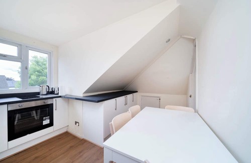 Southgate House | Charming 2BR Floor in House on Avenue Road