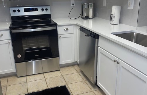 Midtown Apartment | Emerald Gem N Midtown! 8 minutes from everything in downtown/midtown houston!