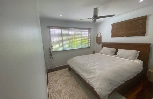 Redcliffe House | Chálǐ·hālǐ Abode - Pet friendly, 400m to beach