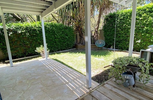 Redcliffe House | Chálǐ·hālǐ Abode - Pet friendly, 400m to beach