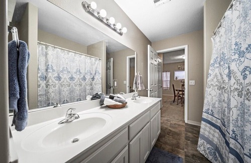 Cherry Street Apartment | Spacious 2/1 BR near Downtown Tulsa!