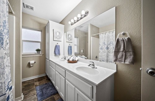 Cherry Street Apartment | Spacious 2/1 BR near Downtown Tulsa!