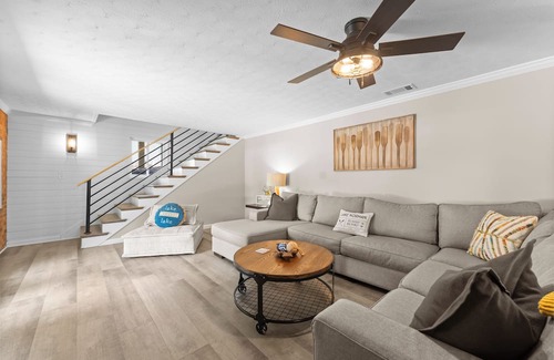 Troutman House | Lakeside Surprise by AvantStay | Waterfront + Firepit, Ping Pong, Private Dock