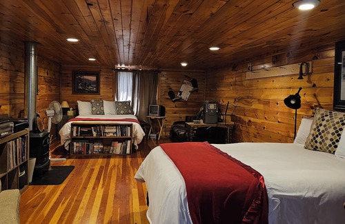 Siren Cabin | Private Cabin in the Woods.on a Lake. Family and Dog Friendly