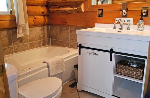 Siren Cabin | Private Cabin in the Woods.on a Lake. Family and Dog Friendly