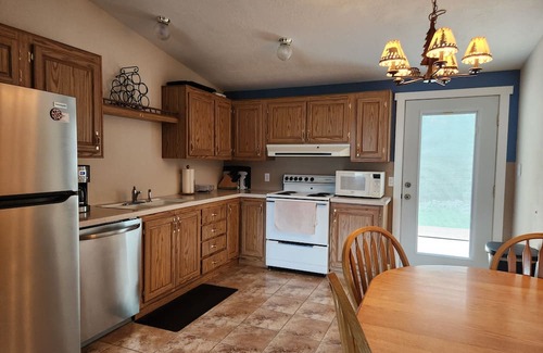 Sunland Estates House | Cozy 2 bedroom Sunland home with private yard 6 miles from the Gorge
