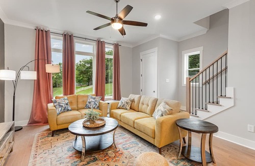 Whitebridge House | Dolly's Hideaway - Rooftop Deck - Mins to Broadway