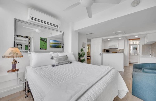 Barrier Island Apartment | Suite by Beach Waterfront Lago Key Two