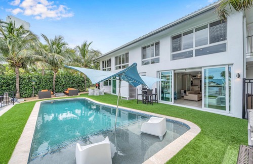 Barrier Island Apartment | Suite by Beach Waterfront Lago Key Two