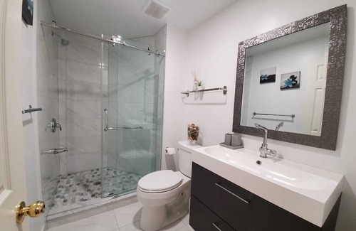 Trinity - Bellwoods Apartment | Downtown Toronto 3 bedrooms unit walk to trinity bellwood park