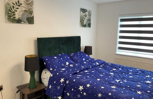 West Thurrock House | Exclusive 3 Bed House, free parking, Wi-Fi 5 mins from Lakeside Shopping Centre