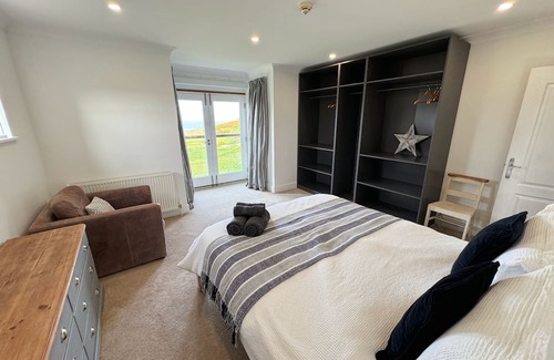 Newport House | Amazing sea views. Fully refurbished. Sleeps 6. Dog friendly.