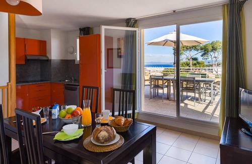 Le Brusc Apartment | Nice Apartment With Sleeping Cabin in the Provence