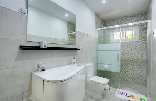 La Gaspara House | Holiday Home 'Chalet Calancha' with Mountain View, Wi-Fi and Air Conditioning