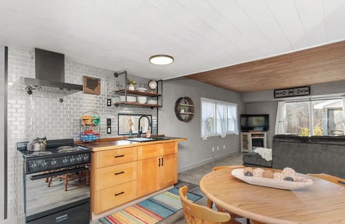 Decatur House | Big Run Hideaway with Hot Tub
