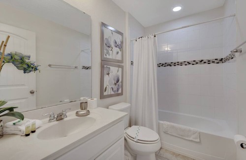 Briargrove Villa | Luxury House - WaterPark Access Private Pool and Jacuzzi