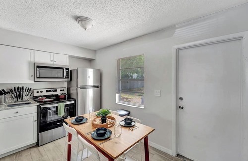 Bayou Oaks House | 2 king beds, large yard, laundry