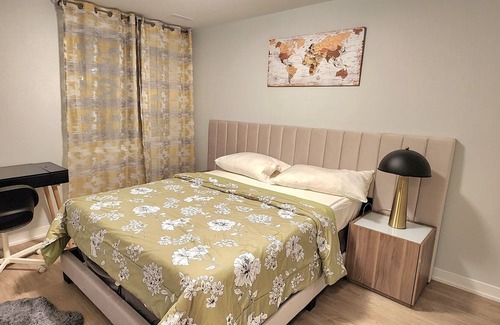 Ottawa Division Apartment | An exquisite luxury suite nestled just two minutes away from premier locations.