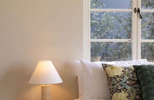 South Brisbane Apartment | European Château/riverside view backyard/2 carpark