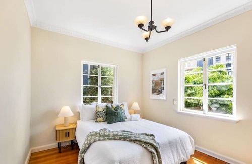 South Brisbane Apartment | European Château/riverside view backyard/2 carpark