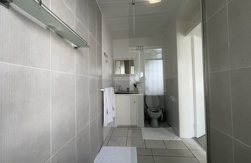 Greater Johannesburg Metropolitan Area Cottage | Beautiful Flat in the heart of Bryanston with Backup power, Wi-Fi and Netflix
