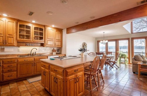 Sunnyland House | SUNSET LODGE - Spacious 3BD with Beachfront Views