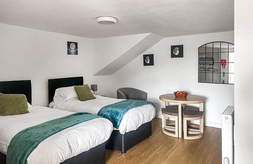 Blackwood Cottage | Experience the tranquillity of Honeymead, a charming holiday retreat in Blackwood, perfectly situate