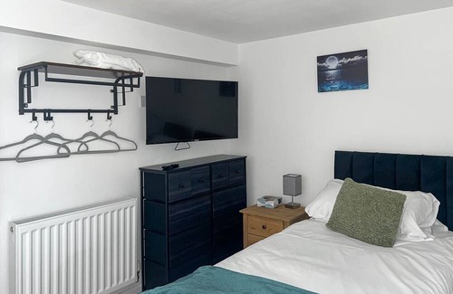 Blackwood Cottage | Experience the tranquillity of Honeymead, a charming holiday retreat in Blackwood, perfectly situate