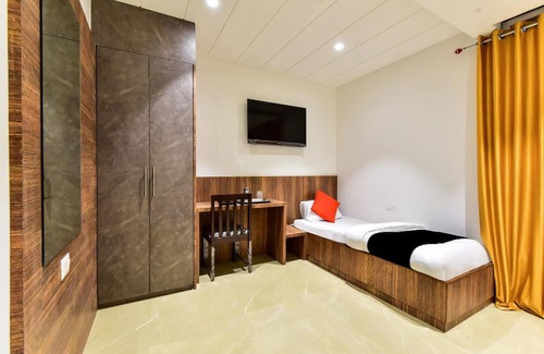 Uchiyarda Hotel | OYO Capital O Maurya Inn