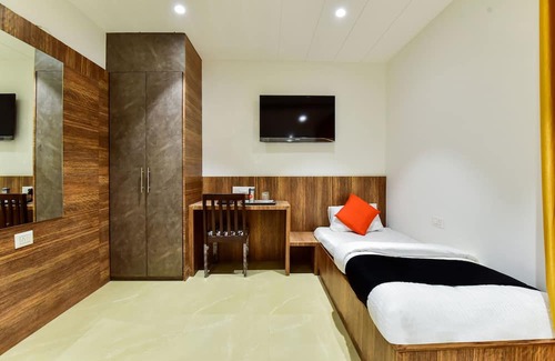 Uchiyarda Hotel | OYO Capital O Maurya Inn