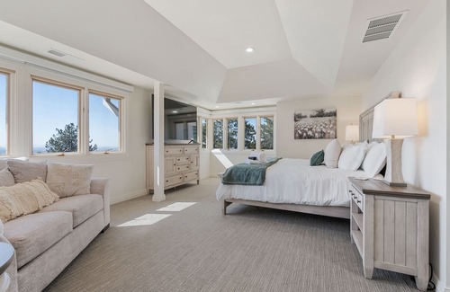 Olympus Cove Villa | Secluded Retreat for 17+ / Heated Pool & Pickleball