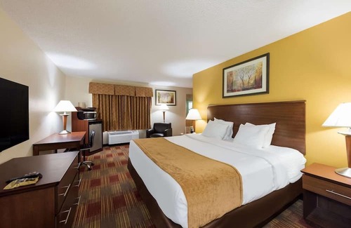 Hebron House | Easy I-70 Access, Your Home Away From Home With Hot Breakfast