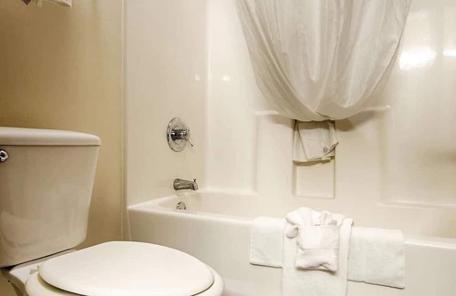 Hebron House | Easy I-70 Access, Your Home Away From Home With Hot Breakfast