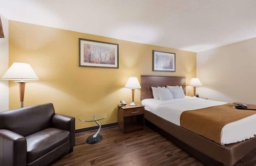 Hebron House | Easy I-70 Access, Your Home Away From Home With Hot Breakfast